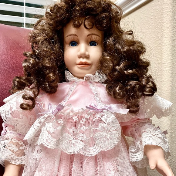 DOLL MOMENTS TREASURED Porcelain Doll #11/2000 Handcrafted "LUCY" 1901 /2000 - Picture 14 of 15